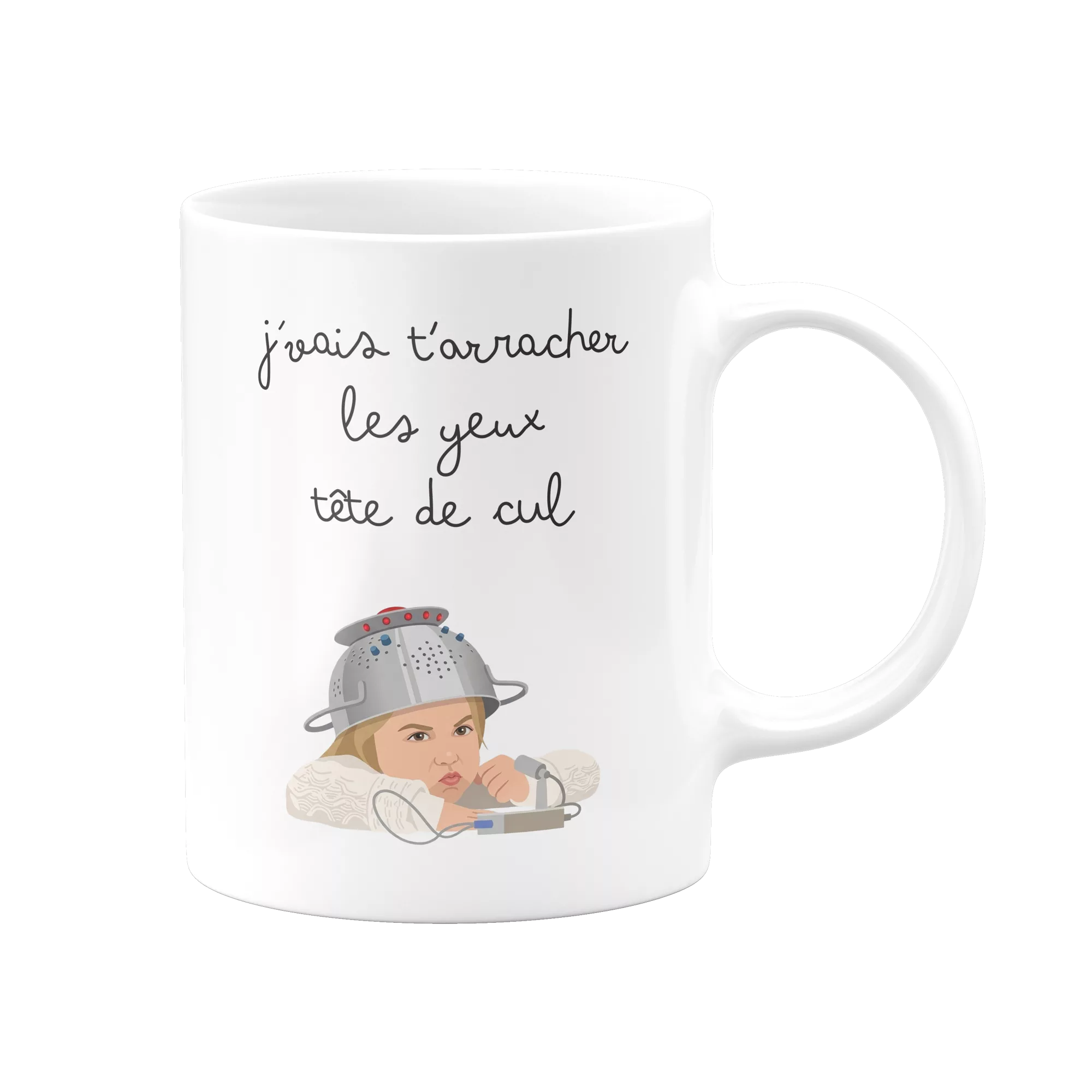 Mug blanc avec la phrase "J’vais t’arracher les yeux tête de cul" en écriture manuscrite enfantine, avec une illustration d’une petite fille portant une passoire sur la tête